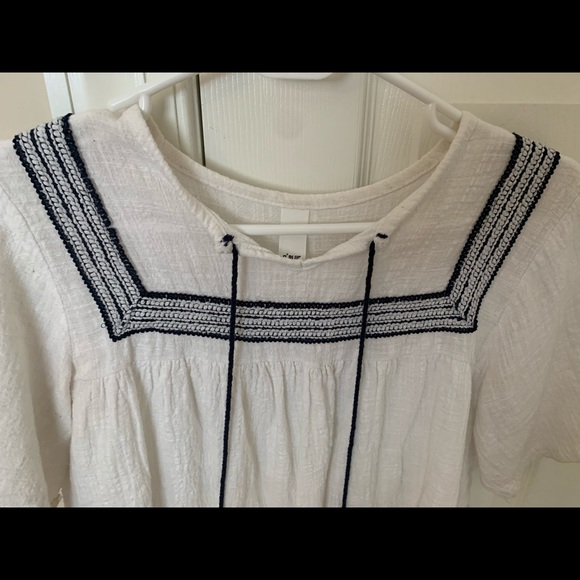 White and blue blouse - Picture 3 of 4